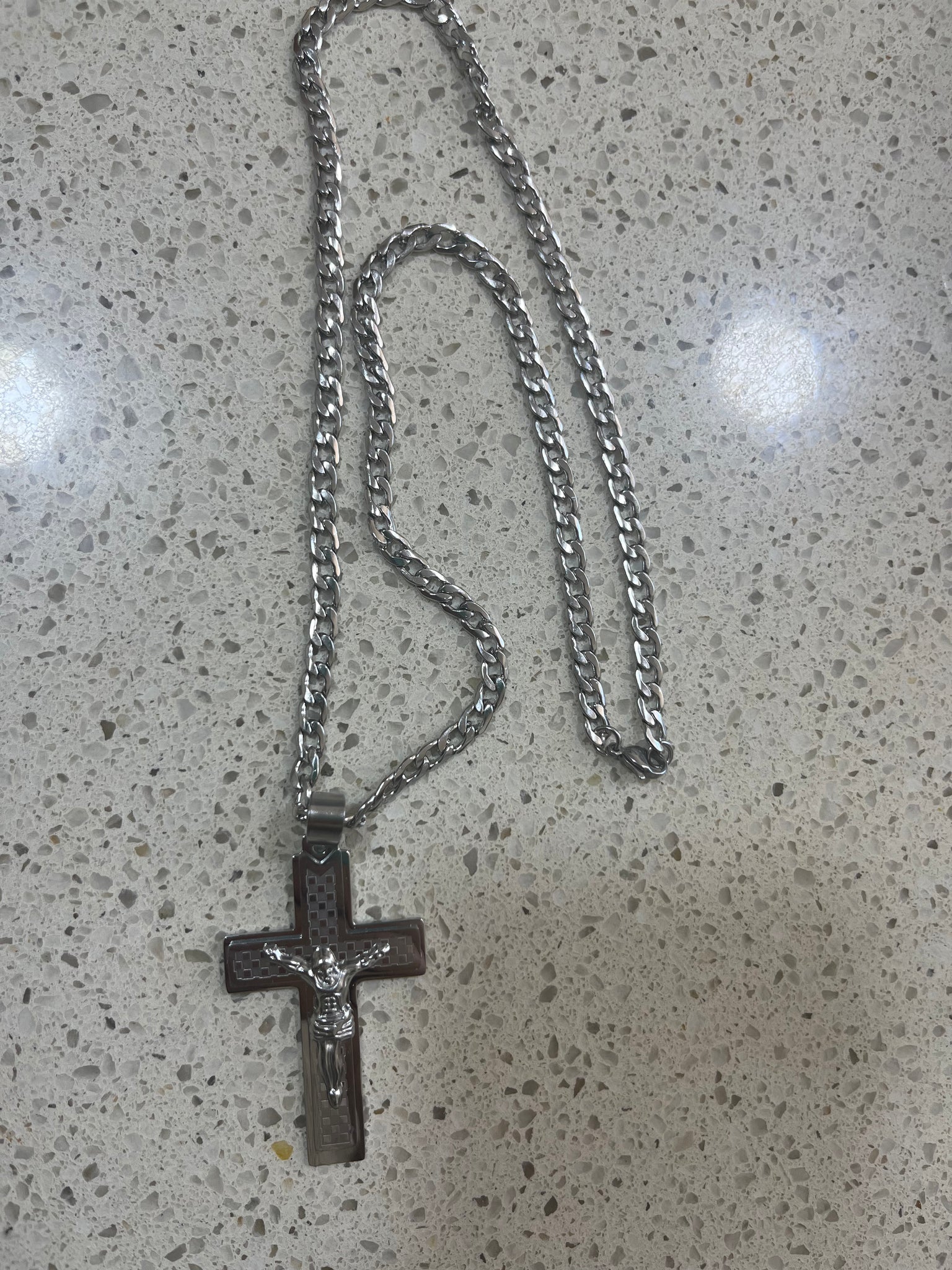 Cadena con cruz grabada