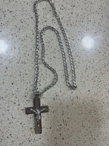 Cadena con cruz grabada