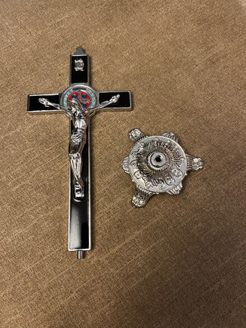 Cruz negra con pedestal